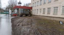 Кашу вместо газона оставил подрядчик в центре Пскова