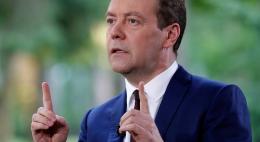 Медведев объявил об уходе правительства в отставку