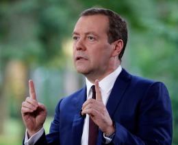 Медведев объявил об уходе правительства в отставку