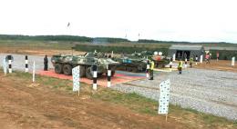 Сегодня экипажи боевых машин команд "Десантного взвода" соревнуются в гонке преследования