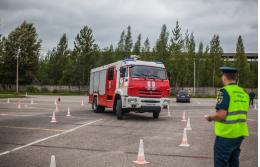 Лучшего водителя пожарных машин в скоростном маневрировании определили в Псковской области