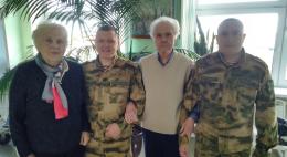В Пскове росгвардейцы поздравили ветерана войск правопорядка с наступающим Днем Победы