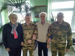 В Пскове росгвардейцы поздравили ветерана войск правопорядка с наступающим Днем Победы