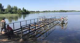 Благоустройство сквера у озера в Палкинском районе продолжается