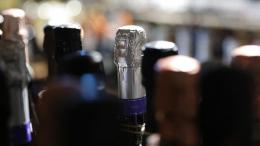 Главный нарколог РФ разрешил выпить пару бокалов дорогого белого вина на Новый год