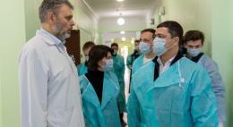 Псковский губернатор пришел в инфекционную больницу