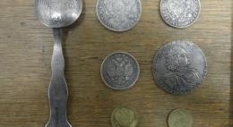 Псковские пограничники пресекли вывоз из страны старинных монет и ложки XVIII века