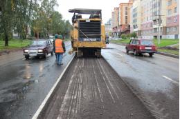 Старый асфальт срезают на улице Коммунальной в Пскове 