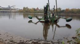 В Пскове начались работы по расчистке и дноуглублению русла реки Великой 