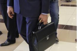 Закон, увеличивающий заработную плату муниципальным служащим, приняли в Псковской области