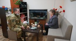 В Пскове росгвардейцы встретились с жительницей блокадного Ленинграда