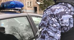 В Великих Луках росгвардейцы по горячим следам задержали подозреваемого в краже алкоголя