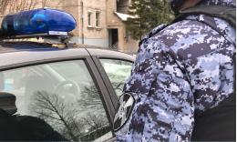 В Великих Луках росгвардейцы по горячим следам задержали подозреваемого в краже алкоголя