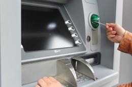 Обнулить комиссии при снятии наличных в банкоматах предложила ФАС