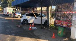 На ул. Леона Поземского в Пскове шевроле въехал в толпу людей на остановке, водитель погиб