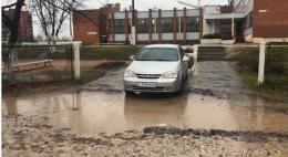 Огромная лужа мешает ученикам псковской школы попасть на уроки