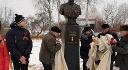 В деревне Михальки Великолукского района торжественно установлен бюст героя Советского Союза Петра Ивановича Шлюйкова