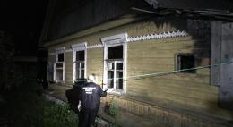 В Острове в сгоревшей комнате жилого дома обнаружены трупы супругов с рублеными ранами