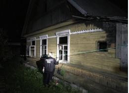 В Острове в сгоревшей комнате жилого дома обнаружены трупы супругов с рублеными ранами