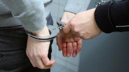 За кражу айфона и 12,5 тысяч рублей двое псковичей получили по 2 года лишения свободы