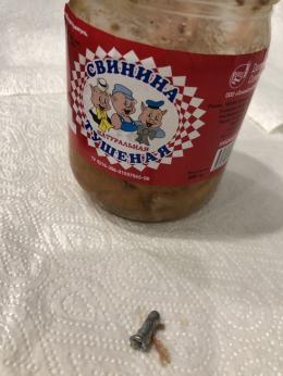 Сантиметровый шуруп обнаружил пскович в купленной тушенке