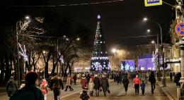 Сотни горожан пришли на открытие елки в Пскове