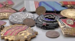 Псковские пограничники не дали вывезти из России в Латвию четыре медали