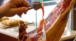 Россиянам запретят привозить мясную и молочную продукцию из-за границы