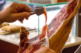Россиянам запретят привозить мясную и молочную продукцию из-за границы